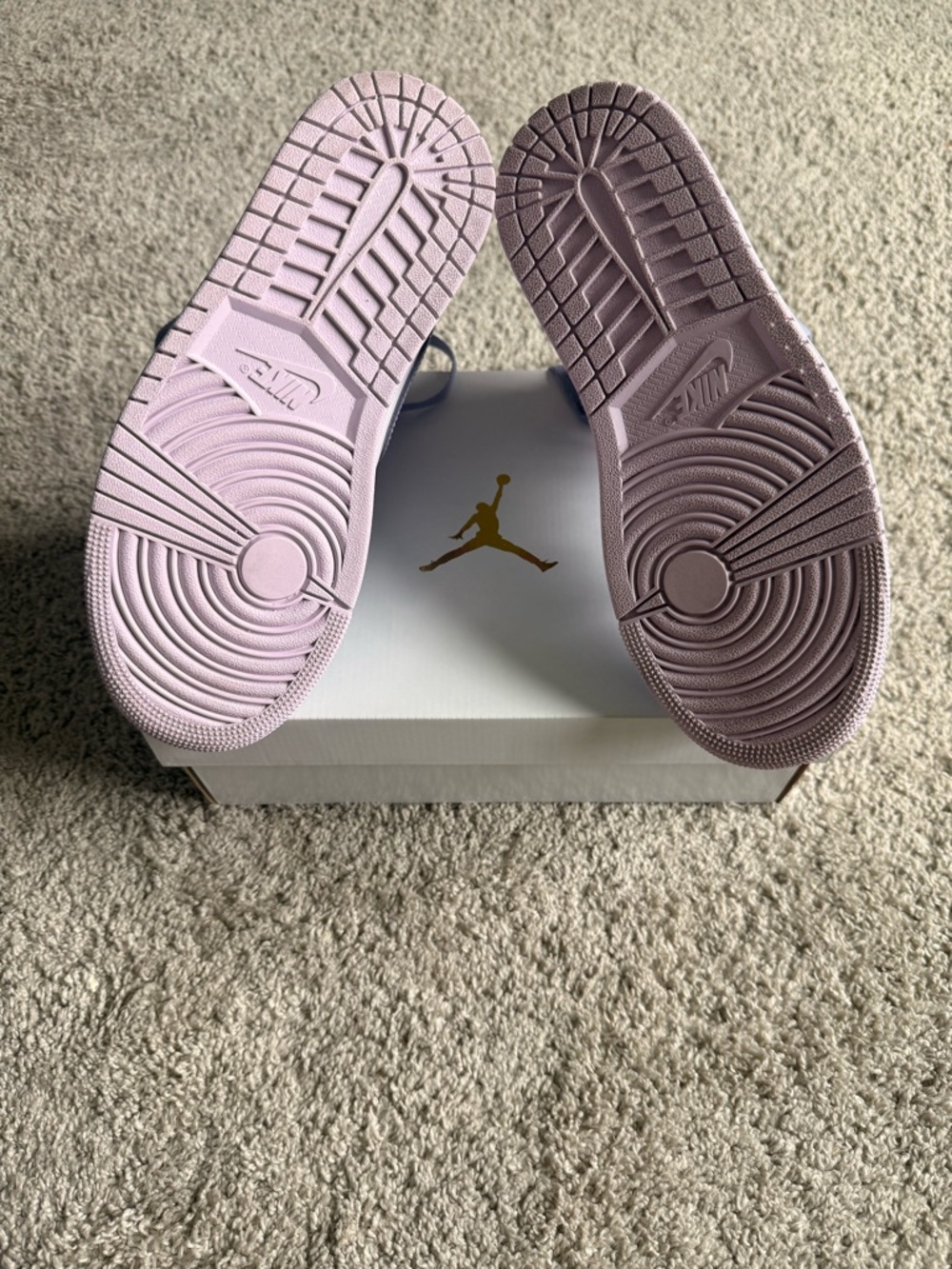 Great condition!!

Women’s Nike Air Jordan 1 Mid — Indigo Haze/Doll/White - Picture 8 of 13